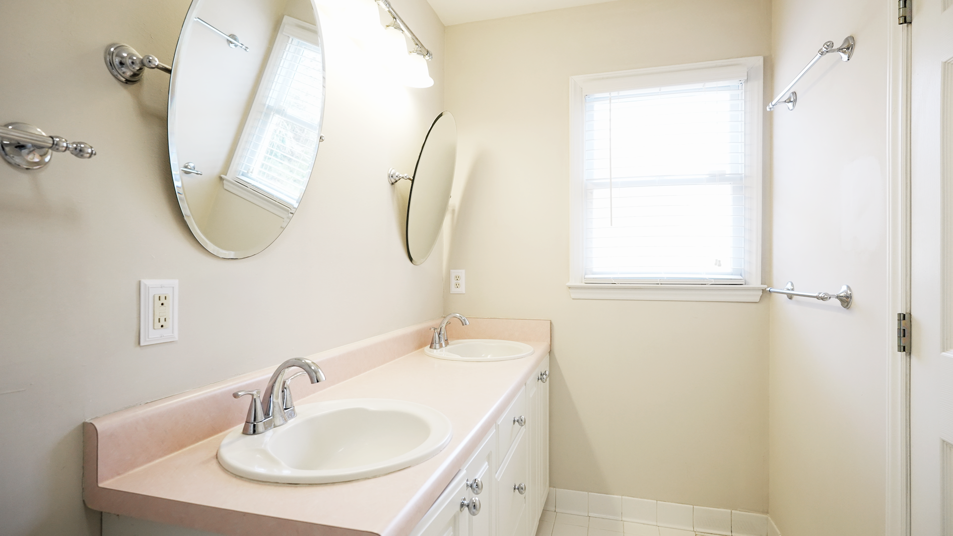 Double Vanity Master Bath - 305B McGregor